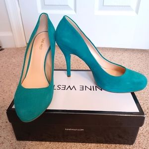 Like New: Nine West Kristal Dark Turq Suede Pump
